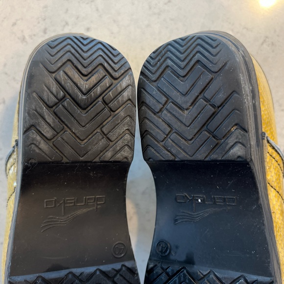 Dansko professional patent yellow snakeskin clogs size 40 - Picture 2 of 10